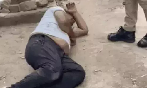 गाजियाबाद में सिपाही ने युवक को बुरी तरह पीटा पुलिसकर्मी को किया गया सस्पेंड विभागीय जांच हुई शुरू गाजियाबाद में सिपाही ने युवक को बुरी तरह पीटा पुलिसकर्मी को किया गया सस्पेंड विभागीय जांच हुई शुरू