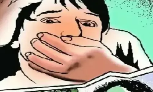 आदमी ने 9 साल की सौतेली बेटी पर किया शारीरिक हमला , देश से भागने की कोशिश आदमी ने 9 साल की सौतेली बेटी पर किया शारीरिक हमला , देश से भागने की कोशिश