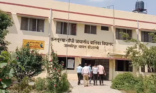 सरकारी स्कूल का भोजन खाने के बाद तड़पने लगी दर्जनों छात्राएं सरकारी स्कूल का भोजन खाने के बाद तड़पने लगी दर्जनों छात्राएं