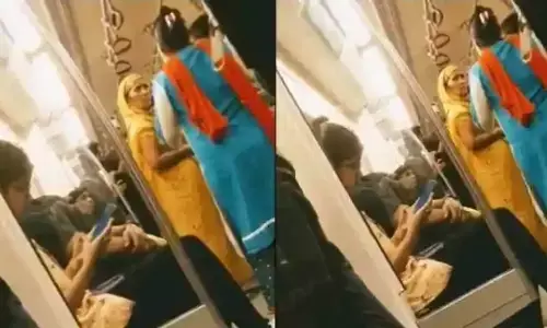 दिल्ली मेट्रो में आपस में भिड़ी महिलाएं बोली तेरे बाप की नहीं है मेट्रो ट्रेन दिल्ली मेट्रो में आपस में भिड़ी महिलाएं बोली तेरे बाप की नहीं है मेट्रो ट्रेन