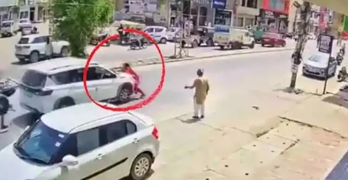 महिला को मीटर तक घसीटती ले गई कार, सीसीटीवी फुटेज से भड़के लोग; बीजेपी प्रवक्ता ने दी प्रतिक्रिया महिला को मीटर तक घसीटती ले गई कार, सीसीटीवी फुटेज से भड़के लोग; बीजेपी प्रवक्ता ने दी प्रतिक्रिया