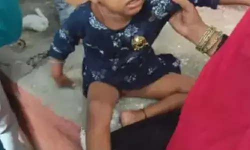 चलती ट्रेन के कमोड में फंसा बच्ची का पैर, 1 घंटे दर्द से चीखती रही