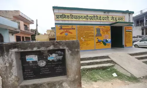 School without toilet in this village of Greater Noida, 5 classes run in one room School without toilet in this village of Greater Noida, 5 classes run in one room