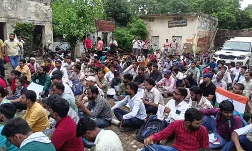 SCERT ऑफिस पर बीएड अभ्यर्थियों का धरना प्रदर्शन, सुप्रीम कोर्ट के फैसले पर सरकार से अध्यादेश लाने की मांग