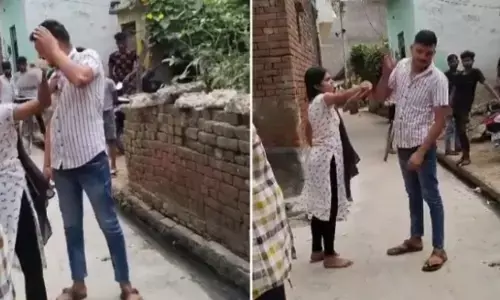 यूपी के हापुड में महिला ने परेशान करने वाले को पंचायत से स्वीकृत मिलने पर पीटा चप्पल से ,वीडियो वायरल यूपी के हापुड में महिला ने परेशान करने वाले को पंचायत से स्वीकृत मिलने पर पीटा चप्पल से ,वीडियो वायरल