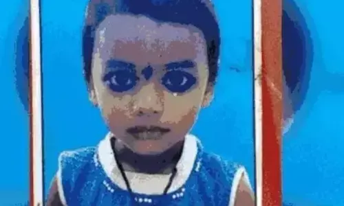 उतरते समय ड्राइवर ने बढ़ा दी वैन,गोरखपुर में स्कूल वैन के नीचे दबकर मासूम की मौत