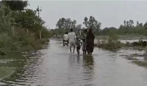 गंगा में बाढ़ से 4 गांवों का कटा संपर्क ,खतरे के निशान से ऊपर बह रहीं गंगा