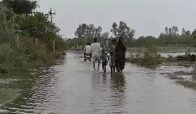 गंगा में बाढ़ से 4 गांवों का कटा संपर्क ,खतरे के निशान से ऊपर बह रहीं गंगा गंगा में बाढ़ से 4 गांवों का कटा संपर्क ,खतरे के निशान से ऊपर बह रहीं गंगा