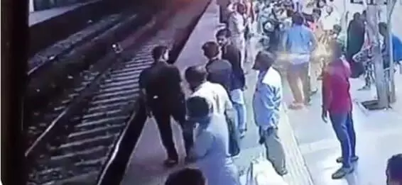 पहले आदमी को मारा चांटा, रेलवे ट्रैक पर उसको गया धकेला,ट्रेन से कुचलकर हो गई मौत पहले आदमी को मारा चांटा, रेलवे ट्रैक पर उसको गया धकेला,ट्रेन से कुचलकर हो गई मौत