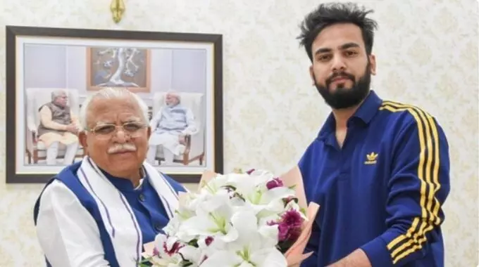 बिग बॉस ओटीटी 2 जीतने के बाद एल्विश यादव ने हरियाणा के मुख्यमंत्री से उनके आवास पर की मुलाकात बिग बॉस ओटीटी 2 जीतने के बाद एल्विश यादव ने हरियाणा के मुख्यमंत्री से उनके आवास पर की मुलाकात