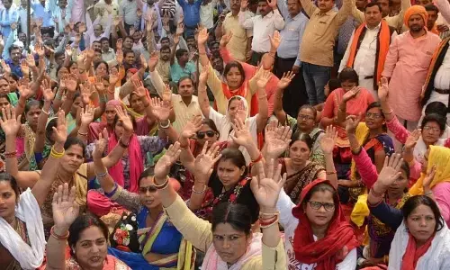 बीएड के प्राथमिक शिक्षा के बाहर होने से क्या शिक्षा मित्रों का समायोजन करेगी सरकार?