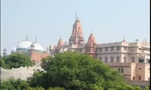 ब्रज संचालन यात्रा शुरू,बसों को दिखाई हरी झंडी ब्रज संचालन यात्रा शुरू,बसों को दिखाई हरी झंडी