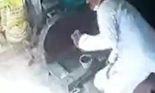 भाजपा नेता को मारी गोली ,दोनों हाथ में तमंचा..पास जाकर मारी गोली