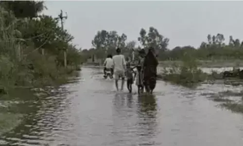 गंगा में बाढ़ से 4 गांवों का कटा संपर्क ,खतरे के निशान से ऊपर बह रहीं गंगा गंगा में बाढ़ से 4 गांवों का कटा संपर्क ,खतरे के निशान से ऊपर बह रहीं गंगा