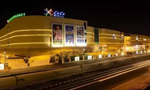 लुलु मॉल में महिला बनकर महिला शौचालय में घुसा एक व्यक्ति, लिया गया हिरासत में लुलु मॉल में महिला बनकर महिला शौचालय में घुसा एक व्यक्ति, लिया गया हिरासत में