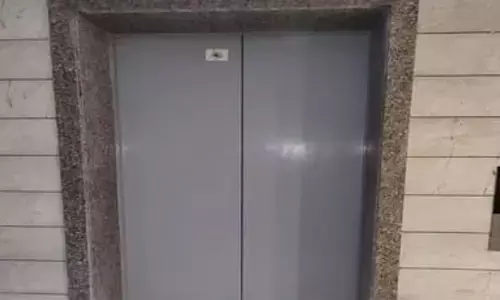 ग्रेटर नोएडा: लिफ्ट में 30 मिनट तक फंसे रहे आधा दर्जन; वीडियो आया सामने