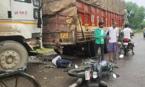 Kaushambi News: ट्रक की टक्कर से लैब टेक्नीशियन की हुई मौत Kaushambi News: ट्रक की टक्कर से लैब टेक्नीशियन की हुई मौत