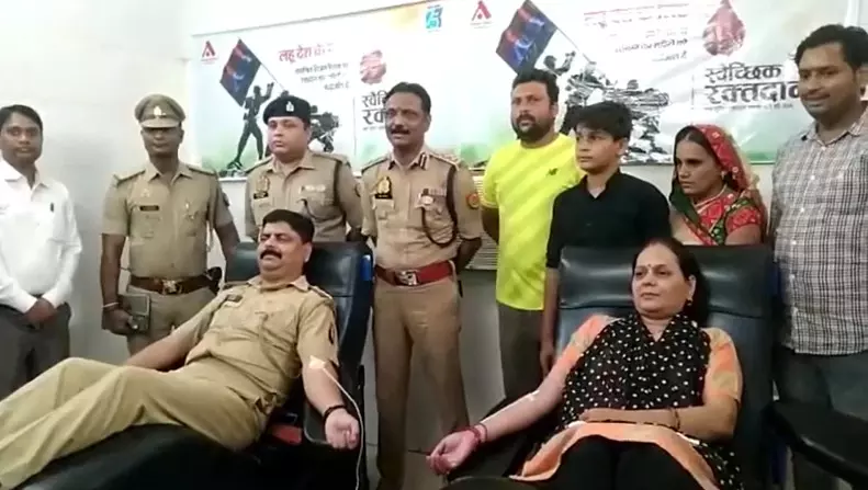 जिला अस्पताल में भर्ती मरीज ने पुलिस से लगाई दो यूनिट खून के लिए गुहार SP पहुंचे खून देने अस्पताल