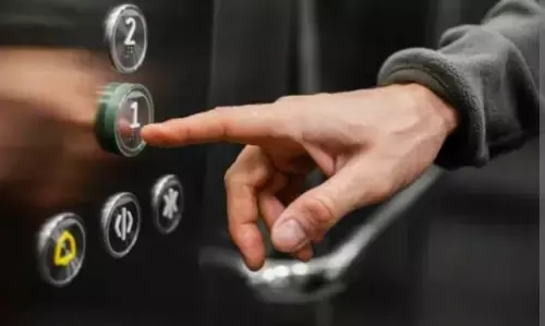 छोटे बच्चों को लिफ्ट का प्रयोग न करने देने पर ग्रेटर नोएडा की सोसाइटी में भड़का गुस्सा छोटे बच्चों को लिफ्ट का प्रयोग न करने देने पर ग्रेटर नोएडा की सोसाइटी में भड़का गुस्सा