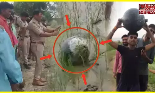 आसमां से ग्वालियर में गिरे 6 से 10 किलो वजनी गोले...खेत में हुए दो फीट गहरे गड्ढे, ग्रामीणों में दहशत! जांच के लिए बुलाई टीम आसमां से ग्वालियर में गिरे 6 से 10 किलो वजनी गोले...खेत में हुए दो फीट गहरे गड्ढे, ग्रामीणों में दहशत! जांच के लिए बुलाई टीम