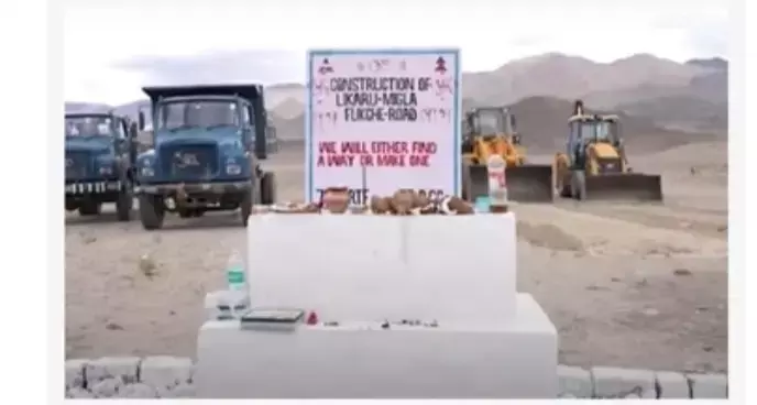 लद्दाख में, दुनिया की नई सबसे ऊंची मोटर योग्य सड़क का निर्माण हो गया है शुरू लद्दाख में, दुनिया की नई सबसे ऊंची मोटर योग्य सड़क का निर्माण हो गया है शुरू