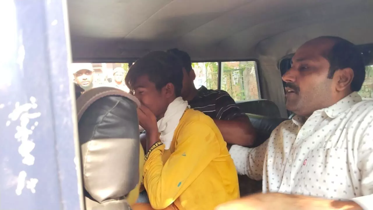 Varanasi News: वाराणसी में दिन दहाड़े घर में किया युवक ने माँ बेटी को कैद, पुलिस की तत्परता से बची ढाई साल मासूम बच्ची की जान