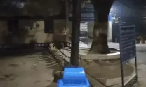 हॉस्टल की छत पर लगाई आग गोरखपुर में नवोदय विद्यालय के छात्रों का हंगामा हॉस्टल की छत पर लगाई आग गोरखपुर में नवोदय विद्यालय के छात्रों का हंगामा