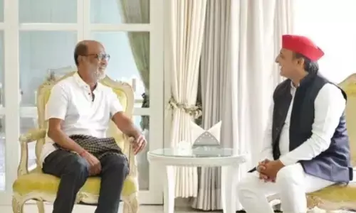 9 साल बाद अखिलेश यादव से मिले रजनीकांत, गले लगाकर किया स्वागत 9 साल बाद अखिलेश यादव से मिले रजनीकांत, गले लगाकर किया स्वागत