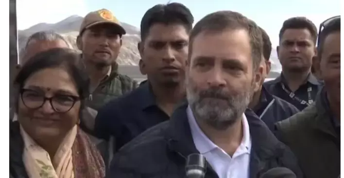 पैंगोंग झील से राहुल गांधी ने उठाया चीन का मुद्दा, चारागाह की छीन ली गई जमीन पैंगोंग झील से राहुल गांधी ने उठाया चीन का मुद्दा, चारागाह की छीन ली गई जमीन