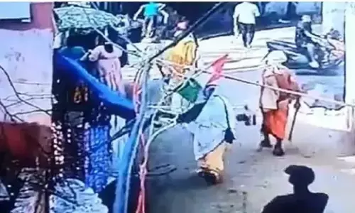 यूपी:साधु ने 5 साल के बच्चे को तब तक पटका जब तक बच्चे की निकल नहीं गई जान यूपी:साधु ने 5 साल के बच्चे को तब तक पटका जब तक बच्चे की निकल नहीं गई जान