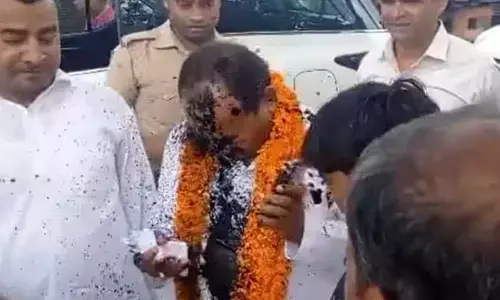 Mau News: घोसी उपचुनाव में बीजेपी प्रत्याशी दारा सिंह चौहान पर फेंकी स्याही, और फिर हुआ ये काम Mau News: घोसी उपचुनाव में बीजेपी प्रत्याशी दारा सिंह चौहान पर फेंकी स्याही, और फिर हुआ ये काम