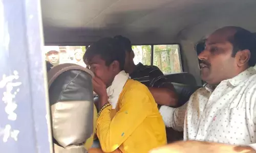 Varanasi News: वाराणसी में दिन दहाड़े घर में किया युवक ने माँ बेटी को कैद, पुलिस की तत्परता से बची ढाई साल मासूम बच्ची की जान