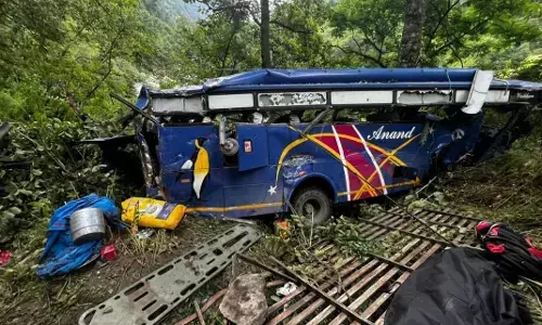 उत्तरकाशी-गंगोत्री हाईवे के पास खाई में गिरी श्रद्धालुओं से भरी बस, 7 की मौत, कई घायल उत्तरकाशी-गंगोत्री हाईवे के पास खाई में गिरी श्रद्धालुओं से भरी बस, 7 की मौत, कई घायल