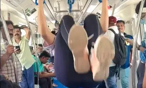 рджрд┐рд▓реНрд▓реА рдореЗрдЯреНрд░реЛ рдореЗ рдЕрдЪрд╛рдирдХ рд╣реА рд▓рдбрд╝рдХреА рдиреЗ рдХрд░ рджрд┐рдпрд╛ рдРрд╕рд╛ рдХрд╛рдо.. рдпрд╛рддреНрд░реА рд╣реЛ рдЧрдП рд╣реИрд░рд╛рди, рд╡реАрдбрд┐рдпреЛ рд╕реЛрд╢рд▓ рдореАрдбрд┐рдпрд╛ рдкрд░ рддреЗрдЬреА рд╕реЗ рд╡рд╛рдпрд░рд▓ рд╣реЛ рд░рд╣рд╛ рд╣реИрдВ. рджрд┐рд▓реНрд▓реА рдореЗрдЯреНрд░реЛ рдореЗ рдЕрдЪрд╛рдирдХ рд╣реА рд▓рдбрд╝рдХреА рдиреЗ рдХрд░ рджрд┐рдпрд╛ рдРрд╕рд╛ рдХрд╛рдо.. рдпрд╛рддреНрд░реА рд╣реЛ рдЧрдП рд╣реИрд░рд╛рди, рд╡реАрдбрд┐рдпреЛ рд╕реЛрд╢рд▓ рдореАрдбрд┐рдпрд╛ рдкрд░ рддреЗрдЬреА рд╕реЗ рд╡рд╛рдпрд░рд▓ рд╣реЛ рд░рд╣рд╛ рд╣реИрдВ.