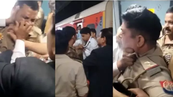 प्रयागराज एक्सप्रेस में भिड़ंत: जीआरपी सिपाहियों की टीटीई से नोकझोंक, वीडियो से भड़का आक्रोश प्रयागराज एक्सप्रेस में भिड़ंत: जीआरपी सिपाहियों की टीटीई से नोकझोंक, वीडियो से भड़का आक्रोश