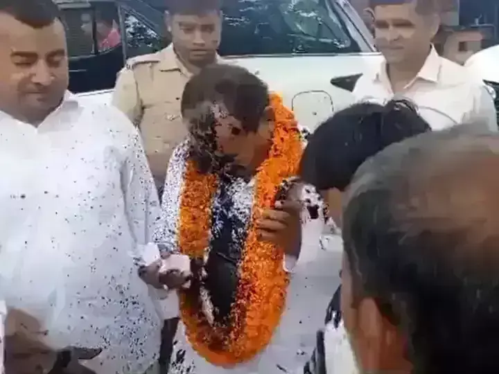 Ink thrown at BJP candidate Dara Singh Chauhan in Ghosi bypoll