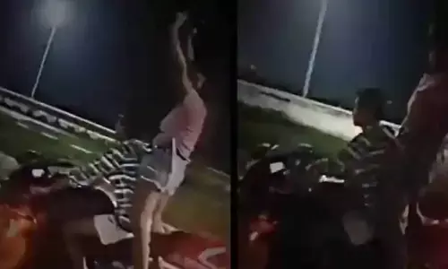 आधी रात बाइक पर सवार होकर लड़की ने दोनों हाथों में लहराई पिस्टल पुलिस को हो गई चिंता वीडियो वायरल