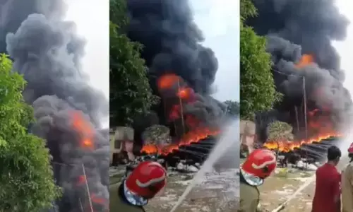 BREAKING : दिल्ली की फैक्ट्री में लगी आग, दमकल की 10 गाड़ियां काबू पाने में जुटीं