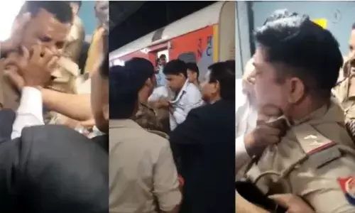 प्रयागराज एक्सप्रेस में भिड़ंत: जीआरपी सिपाहियों की टीटीई से नोकझोंक, वीडियो से भड़का आक्रोश प्रयागराज एक्सप्रेस में भिड़ंत: जीआरपी सिपाहियों की टीटीई से नोकझोंक, वीडियो से भड़का आक्रोश