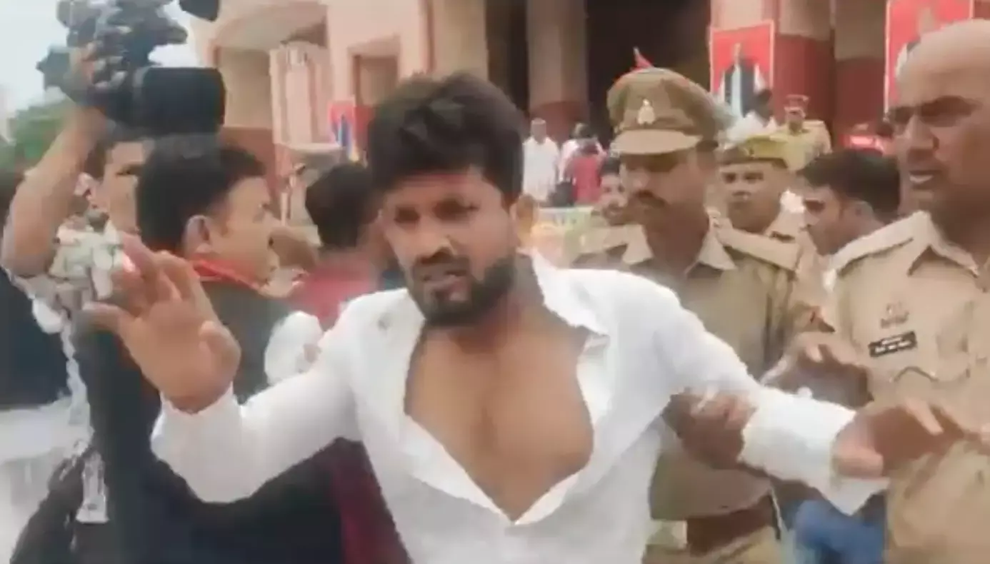 VIDEO : सपा महासम्मेलन में स्वामी प्रसाद मौर्य पर जूता फेंका, समर्थकों ने हमलावर को जमकर धुना! VIDEO : सपा महासम्मेलन में स्वामी प्रसाद मौर्य पर जूता फेंका, समर्थकों ने हमलावर को जमकर धुना!