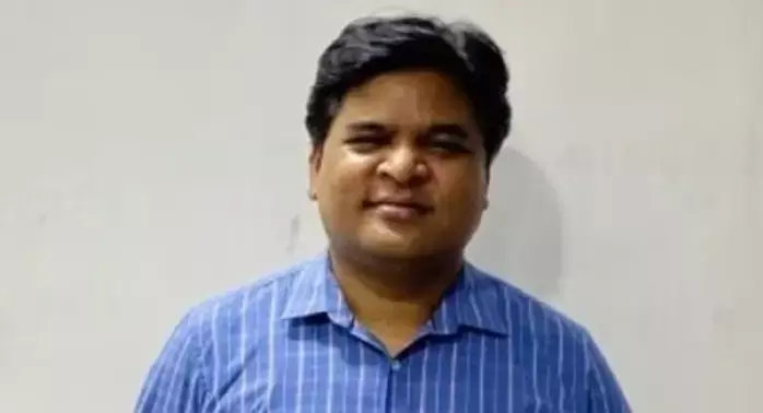 दिल्ली का अधिकारी कई महीनों तक दोस्त की बेटी से करता रहा बलात्कार,हुआ निलंबित दिल्ली का अधिकारी कई महीनों तक दोस्त की बेटी से करता रहा बलात्कार,हुआ निलंबित