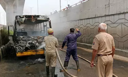 गाजियाबाद में नोनिहालों की स्कूल बसो में सुरक्षा भगवान भरोसे, रयान स्कूल की बस में आग की घटना से अभिभावको में दहशत गाजियाबाद में नोनिहालों की स्कूल बसो में सुरक्षा भगवान भरोसे, रयान स्कूल की बस में आग की घटना से अभिभावको में दहशत