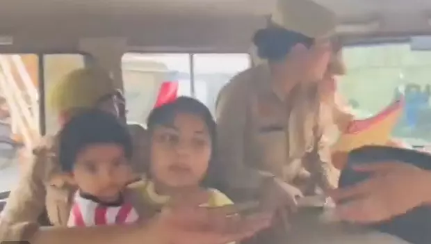 बांग्लादेश पहुंचकर नोएडा के युवक ने सानिया से किया था निकाह, अब बेवफाई पर उतरा सौरव तिवारी तो बच्चे सहित नोएडा पहुँच गई युवती. बांग्लादेश पहुंचकर नोएडा के युवक ने सानिया से किया था निकाह, अब बेवफाई पर उतरा सौरव तिवारी तो बच्चे सहित नोएडा पहुँच गई युवती.