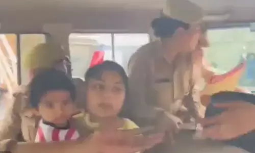 बांग्लादेश पहुंचकर नोएडा के युवक ने सानिया से किया था निकाह, अब बेवफाई पर उतरा सौरव तिवारी तो बच्चे सहित नोएडा पहुँच गई युवती. बांग्लादेश पहुंचकर नोएडा के युवक ने सानिया से किया था निकाह, अब बेवफाई पर उतरा सौरव तिवारी तो बच्चे सहित नोएडा पहुँच गई युवती.