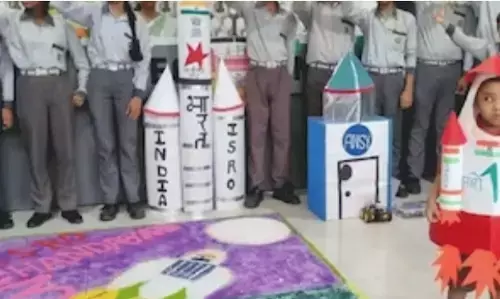 यूपी में चंद्रयान-3 की लैंडिंग को लेकर बच्चों में दिखाई दिया भारी उत्साह, सभी में दिखा अद्भुत नजारा यूपी में चंद्रयान-3 की लैंडिंग को लेकर बच्चों में दिखाई दिया भारी उत्साह, सभी में दिखा अद्भुत नजारा