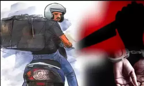 दिल्ली महिला ने डिलीवरी बॉय पर चाकू से हमला किया, ऑन-ड्यूटी पुलिस अधिकारी से भी मारपीट की दिल्ली महिला ने डिलीवरी बॉय पर चाकू से हमला किया, ऑन-ड्यूटी पुलिस अधिकारी से भी मारपीट की