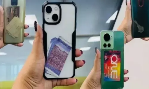 क्या आप अपने मोबाइल कवर में नोट या कार्ड रखते हैं? तो हो जाए सावधान क्या आप अपने मोबाइल कवर में नोट या कार्ड रखते हैं? तो हो जाए सावधान