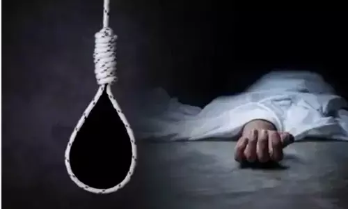 बदनामी के दर से 16 साल की लड़की ने खुद को लगाई फांसी, सुसाइड नोट में तीन लोगों को बताया गुनहगार बदनामी के दर से 16 साल की लड़की ने खुद को लगाई फांसी, सुसाइड नोट में तीन लोगों को बताया गुनहगार