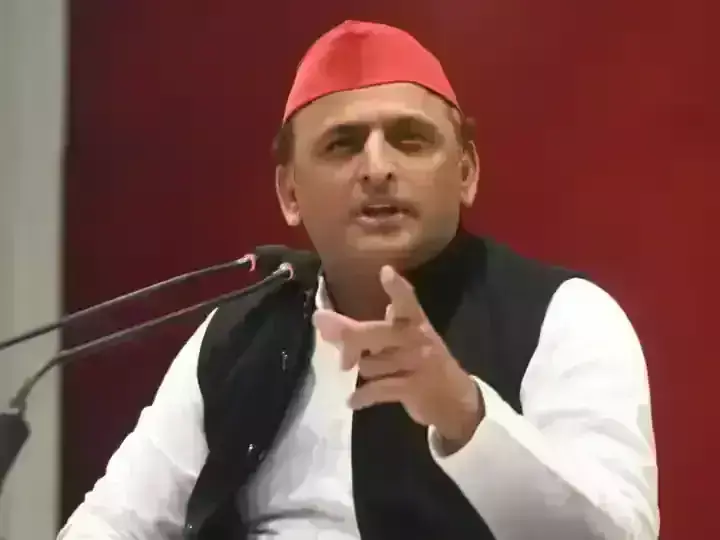 In a hurry to catch the train, the minister rammed the car inside the platform, Akhilesh enjoyed In a hurry to catch the train, the minister rammed the car inside the platform, Akhilesh enjoyed