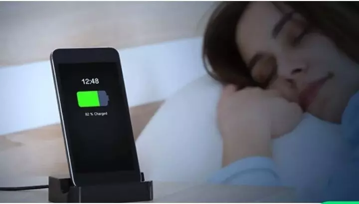क्या आप अपने चार्जिंग iPhone के पास सोते हैं? तो हो जाएं सावधान,एप्पल उपयोगकर्ता को दी जा रही है चेतावनी